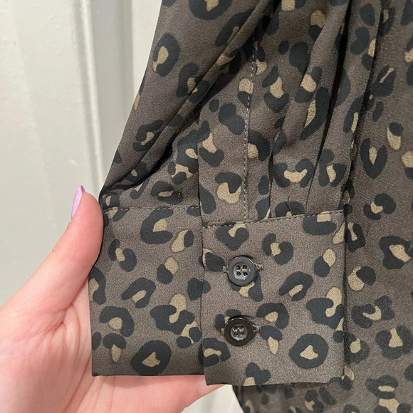 Chelsea & Theodore leopard print long sleeve button up top - Picture 4 of 5
